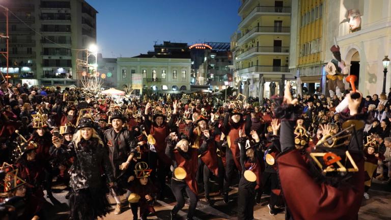 Πάτρα: Περισσότεροι από 40.000 καρναβαλιστές ξεφάντωσαν στη νυχτερινή ποδαράτη παρέλαση (pic & video)