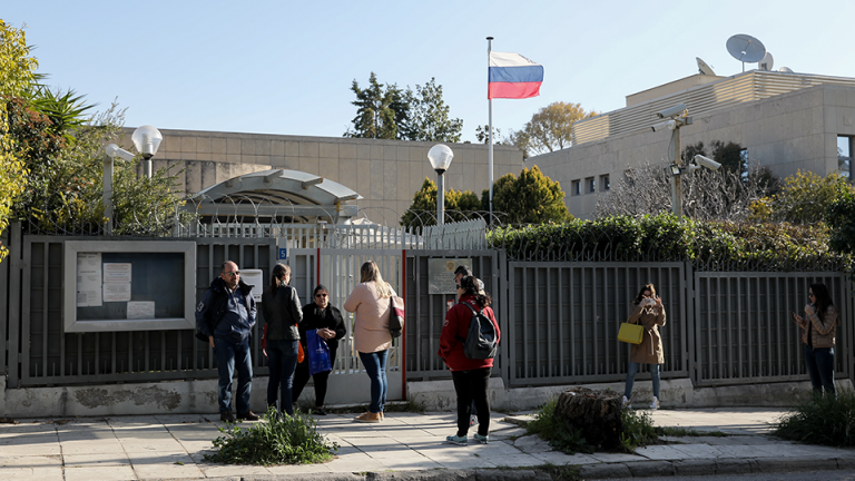 Άγνωστοι πέταξαν χειροβομβίδα στο ρωσικό προξενείο στο Χαλάνδρι