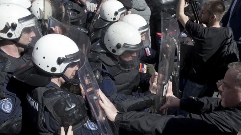 Σερβία: Αποκλεισμένος από διαδηλώτες στο προεδρικό μέγαρο ο Βούτσιτς
