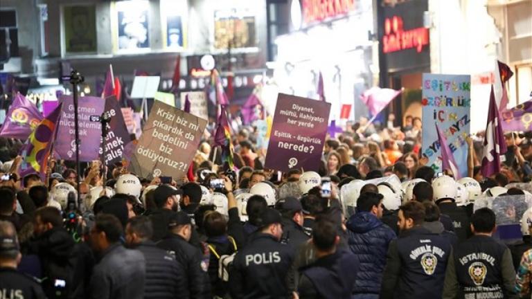 Τουρκία: Δακρυγόνα και ξύλο το «δώρο» της αστυνομίας στις γυναίκες που διαδήλωσαν