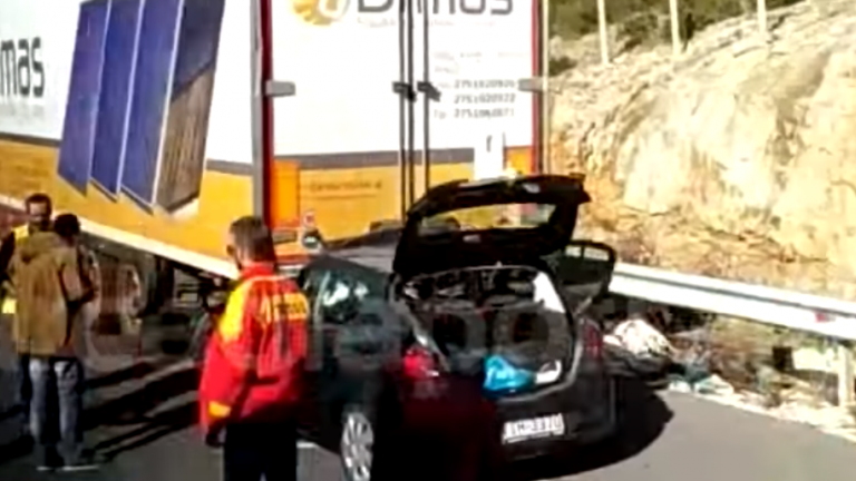 Τραγικό τροχαίο δυστύχημα στην Εθνική Οδό Αθηνών-Καλαμάτας-Άγνωστη η ταυτότητα των επιβαινόντων ιχ που σφήνωσε σε φορτηγό (video) 