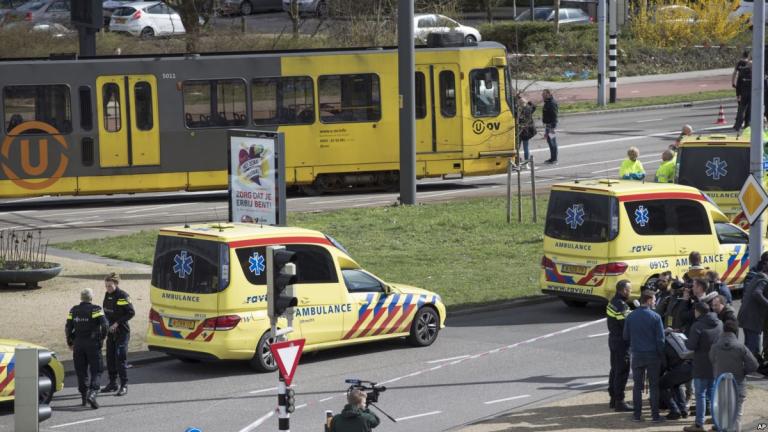 Επιστολή που βρέθηκε μέσα στο όχημα του δράστη της επίθεσης με πυρά που σημειώθηκε στην Ουτρέχτη της Ολλανδίας, καθιστά το σενάριο της τρομοκρατικής επίθεσης πιθανό. 