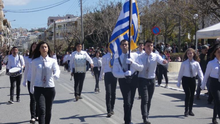 Επέτειος 25ης Μαρτίου: Ο τυφλός Χανιώτης σημαιοφόρος που χειροκροτήθηκε στην παρέλαση (photo)