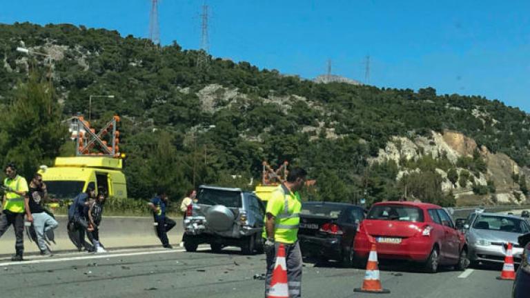 «Καραμπόλα» στην Κινέτα δημιούργησε κυκλοφοριακό κομφούζιο στους εκδρομείς του Πάσχα που επιστρέφουν-Δείτε live