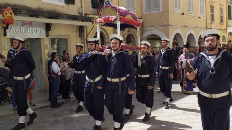 Σε εξέλιξη η μεγαλειώδης περιφορά των επιταφίων της Κέρκυρας