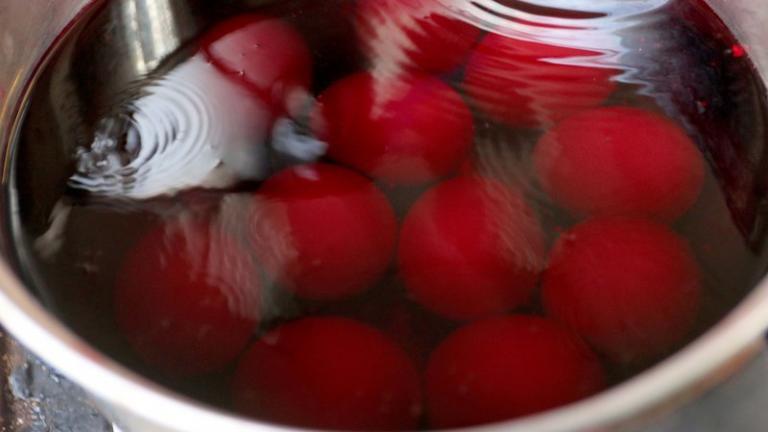 Βάψιμο κόκκινων αυγών: Πότε και γιατί βάφουμε τα αυγά