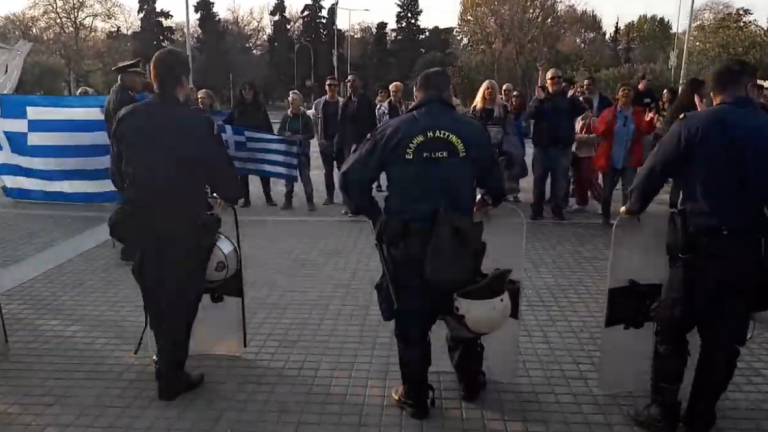 Διαμαρτυρία πολιτών έξω από το δημαρχείο Θεσσαλονίκης-Αποδοκίμασαν έντονα τον Νίκο Βούτση (video)