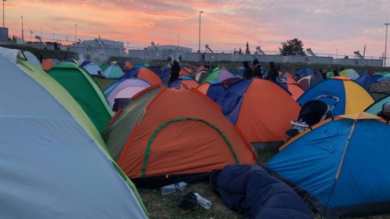 Ισχυρή αστυνομική δύναμη έξω από το κέντρο φιλοξενίας Διαβατών όπου έχουν κατασκηνώσει περίπου 500 πρόσφυγες