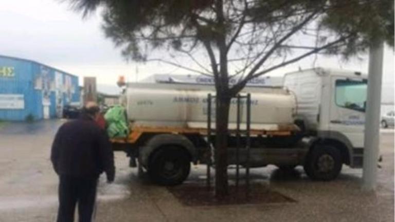 Θεσσαλονίκη: Οι υπάλληλοι του δήμου ποτίζουν... με καταρρακτώδη βροχή