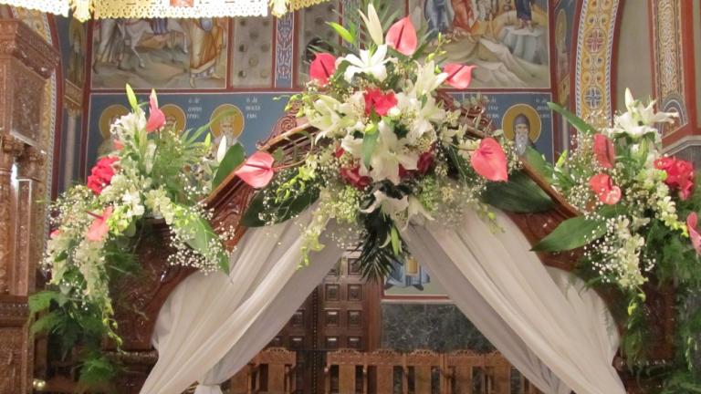 Η ελληνική φύση στολίζει με τα λουλούδια της τον Επιτάφιο