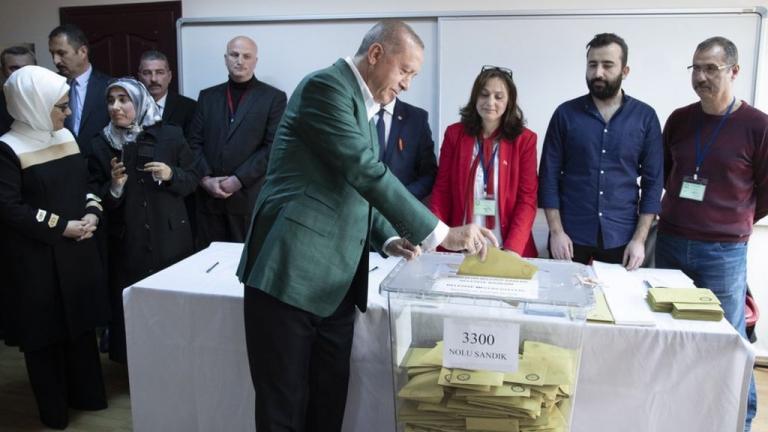 Εκλογές Τουρκία: Πύρρειος νίκη Ερντογάν, έχασε Άγκυρα και Σμύρνη - Θρίλερ στην Κωνσταντινούπολη