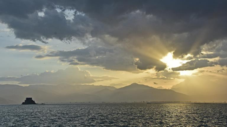 ΚΑΙΡΟΣ 4/4/2019: Άστατος καιρός με βροχές και συννεφιά