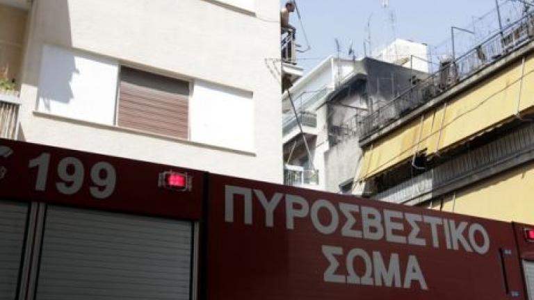 Σε εξέλιξη βρίσκεται φωτιά που ξέσπασε σε διαμέρισμα 1ου ορόφου επί της οδού Αχαρνών 24, στην Πλατεία Βάθη