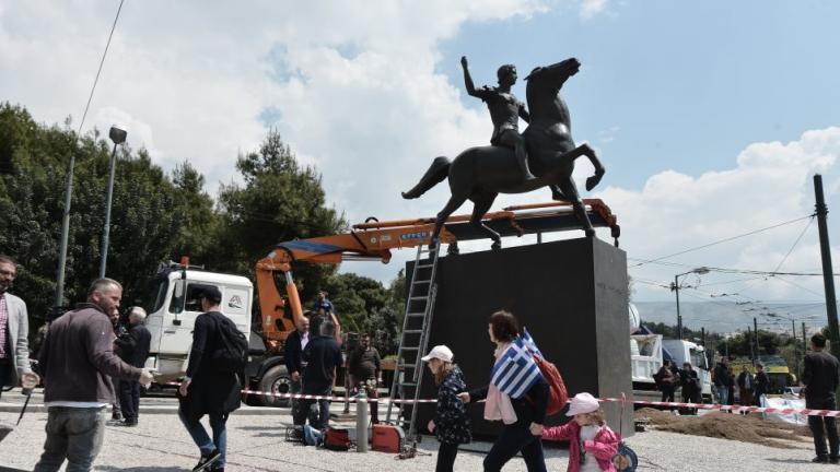 Τοποθετήθηκε στο κέντρο της Αθήνας το άγαλμα του έφιππου Μεγάλου Αλεξάνδρου (ΦΩΤΟ)