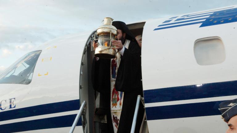 Στις 20:15 και με μεγάλη καθυστέρηση προσγειώθηκε στο στρατιωτικό αεροδρόμιο της Ελευσίνας το κυβερνητικό αεροσκάφος που μεταφέρει το Άγιο Φως-Live η τελετή