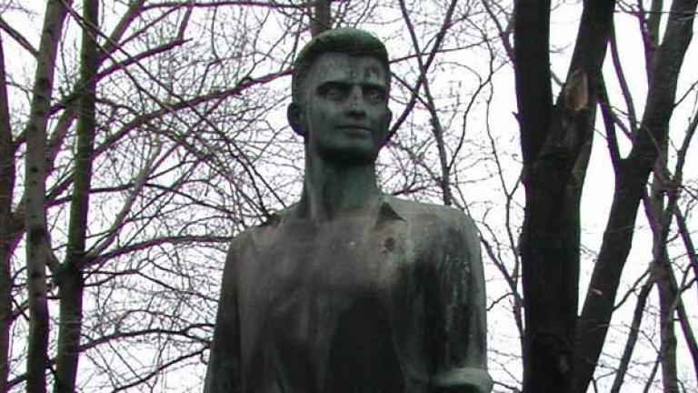 Πολωνία: Αφαίρεσαν και κατέστρεψαν το μνημείο του Μπελογιάννη-Εντονη αντίδραση από το ΚΚΕ