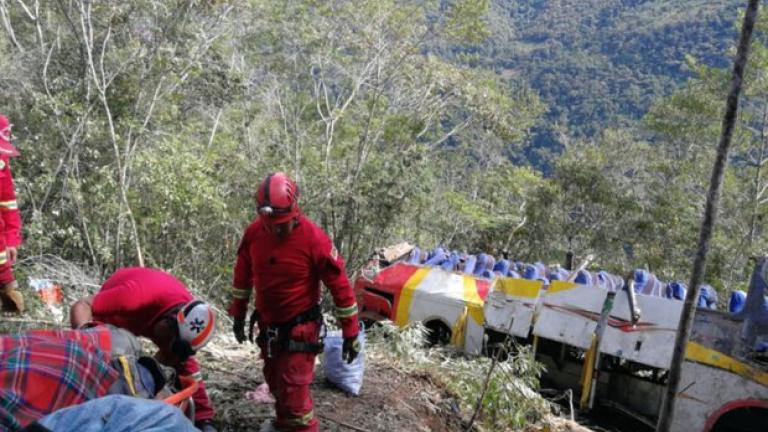 Βολιβία: Τουλάχιστον 25 νεκροί από πτώση λεωφορείου σε χαράδρα 