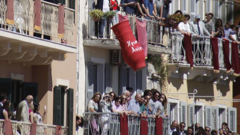 Στην Κέρκυρα γιορτάστηκε η πρώτη Ανάσταση του Κυρίου, και αναβίωσε το έθιμο «μπότηδες» (video)