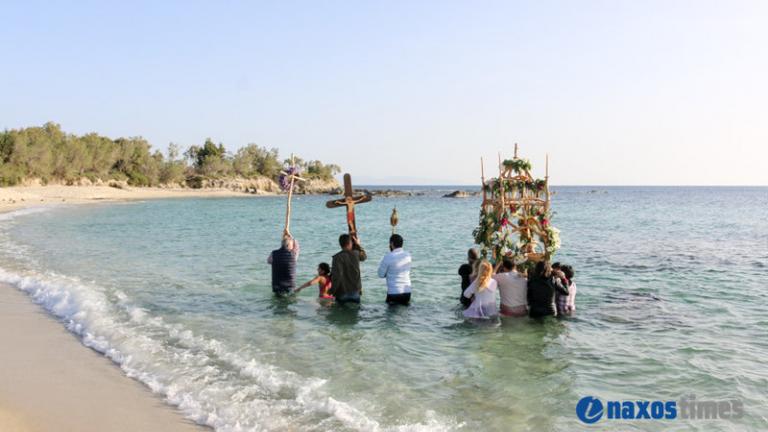 Ξεχωριστή περιφορά Επιταφίου μέσα στη θάλασσα (photo-video)