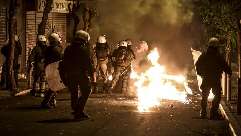 Αστυνομικός τραυματίστηκε σε επίθεση με μολότοφ στα Εξάρχεια