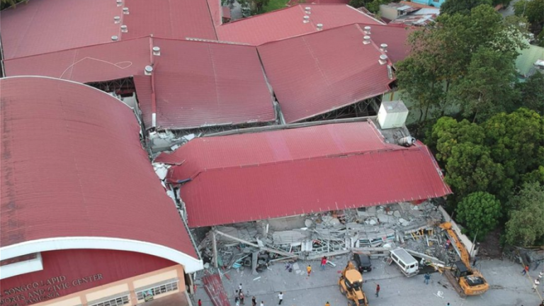 Συγκλονιστικό βίντεο από τον φονικό σεισμό στις Φιλιππίνες (video)