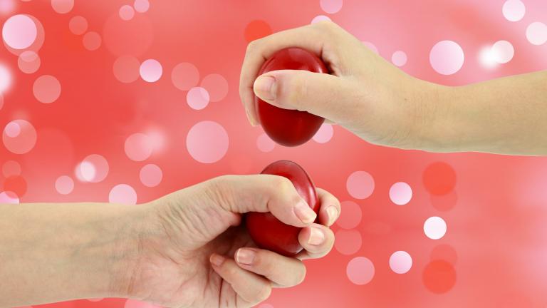 Βάψιμο κόκκινων αυγών: Τα μυστικά της Αργυρώς για να μην σπάσουν τα αυγά και να πετύχει η βαφή