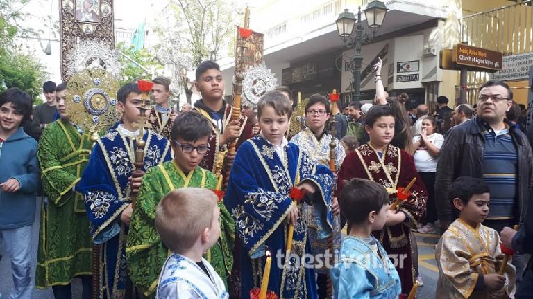 Σε εξελιξη η περιφορά του Επιταφίου του Αγίου Μηνά στο κέντρο της Θεσσαλονίκης