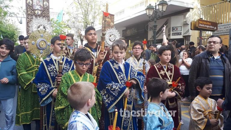 Σε εξελιξη η περιφορά του Επιταφίου του Αγίου Μηνά στο κέντρο της Θεσσαλονίκης