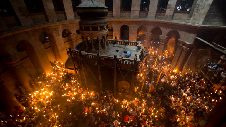 Πως θα μεταφερθεί το Άγιο Φως από τα Ιεροσόλυμα σε κάθε γωνιά της Ελλάδος