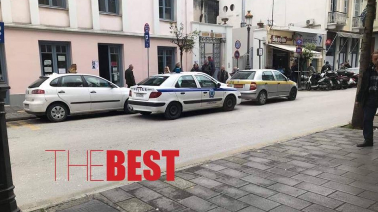 Απίστευτο! Οδηγός περιπολικού διώχνει με σειρήνες τα διπλοπαρκαρισμένα για να ...διπλοπαρκάρε εκείνος! (photo)
