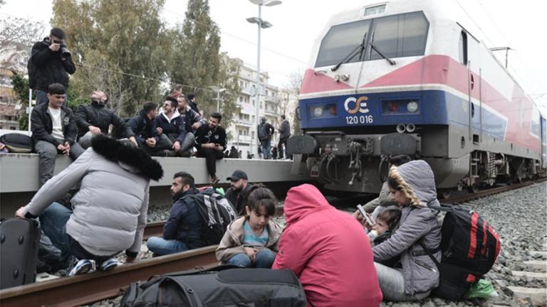 Έκρυθμη η κατάσταση με τους πρόσφυγες: Κατάληψη στο Σταθμό Λαρίσης - Νέα Ειδομένη στα Διαβατά