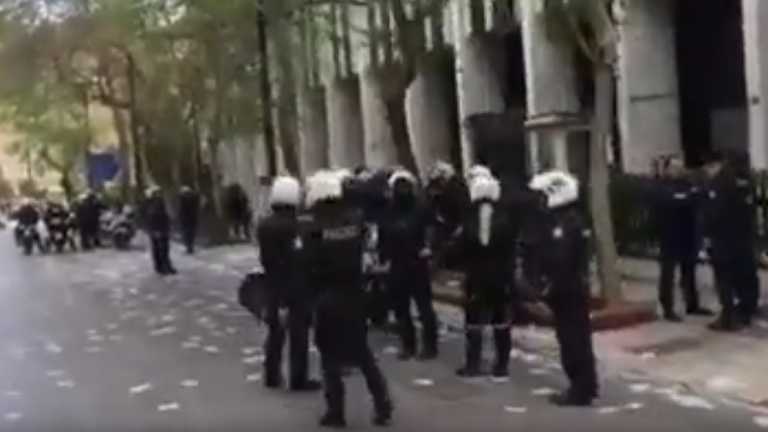 Για πολλοστή φορά, σε ένα από τα καλύτερα φυλασσόμενα μέρη της Αθήνας, μέλη του Ρουβίκωνα έδρασαν ανεξέλεγκτα και έφτασαν στο προαύλιο (video)