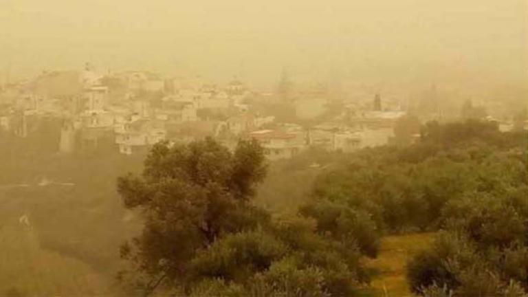 Απαραίτητη θα είναι η ομπρέλα την Μεγάλη Τετάρτη σχεδόν σε όλη την Ελλάδα σύμφωνα με την πρόγνωση καιρού, αφού πέρα από τις βροχές, η ατμόσφαιρα θα είναι αποπνιχτική εξαιτίας της σκόνης