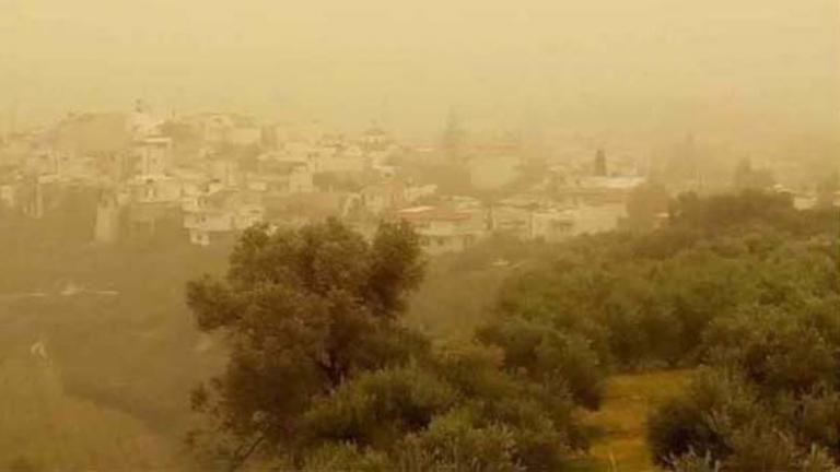 Απαραίτητη θα είναι η ομπρέλα την Μεγάλη Τετάρτη σχεδόν σε όλη την Ελλάδα σύμφωνα με την πρόγνωση καιρού, αφού πέρα από τις βροχές, η ατμόσφαιρα θα είναι αποπνιχτική εξαιτίας της σκόνης