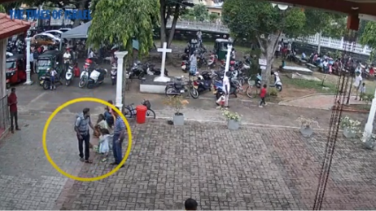 Σρι Λάνκα - Βίντεο: Η συγκλονιστική στιγμή που βομβιστής χαϊδεύει στο κεφάλι ένα κοριτσάκι πριν ανατιναχτεί-Το Ισλαμικό Κράτος πίσω από την πρωτοφανή αιματοχυσία (photo-video)