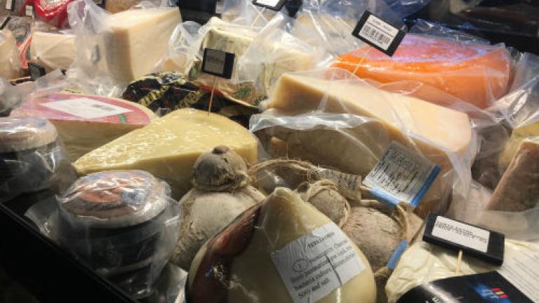 Χαμός με την απόλυση υπαλλήλου σούπερ μάρκετ που έκοψε τυρί και σαλάμι από την ίδια μηχανή