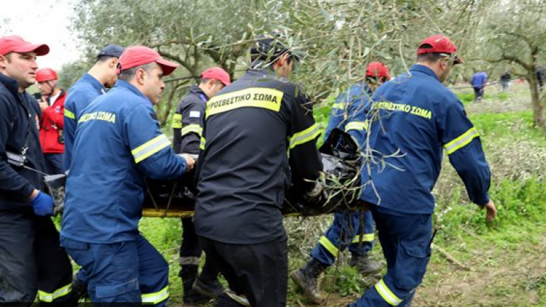Τραγωδία στο Ξυλόκαστρο: Ανασύρθηκε ένας επιζών και άλλοι δύο πεζοπόροι χωρίς τις αισθήσεις τους