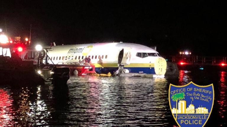 Boeing 737 με 136 επιβάτες βγήκε από τον διάδρομο προσγείωσης και κατέληξε σε ποτάμι