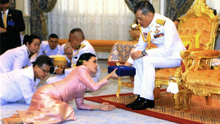 Η αεροσυνοδός που έγινε στρατηγός και τώρα... σύζυγος του βασιλιά της Ταϊλάνδης (ΦΩΤΟ)