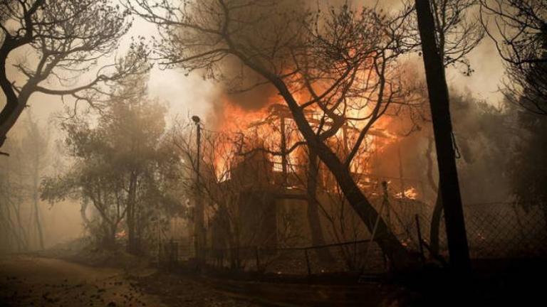 Μεγάλη φωτιά στην Αγία Τριάδα Θεσσαλονίκης κοντά σε σπίτια