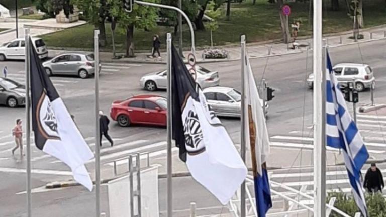 Άγνωστοι κατέβασαν τις σημαίες του ΠΑΟΚ έξω από το δημαρχείο - Έξαλλος ο Μπουτάρης