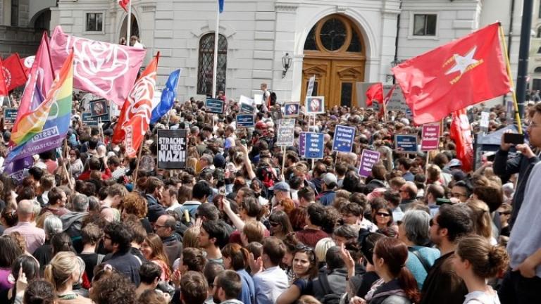 Βιέννη: Χιλιάδες διαδηλωτές πανηγυρίζουν την παραίτηση του διεφθαρμένου αντικαγκελάριου - Ζητούν την παραίτηση και του Κουρτς