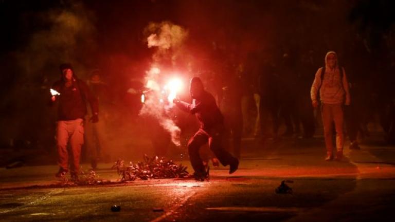 Τώρα: Άγρια επεισόδια στα Εξάρχεια μετά το τέλος της πορείας στο κέντρο της Αθήνας για τον Δημήτρη Κουφοντίνα