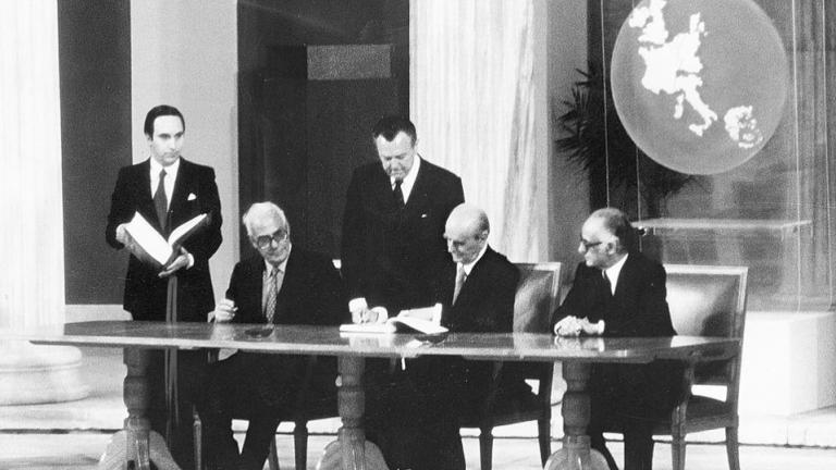 Σαν σήμερα 28 Μαΐου 1979 ο Κ. Καραμανλής υπογράφει τη συμφωνία πλήρους ένταξης της Ελλάδος στην ΕΟΚ