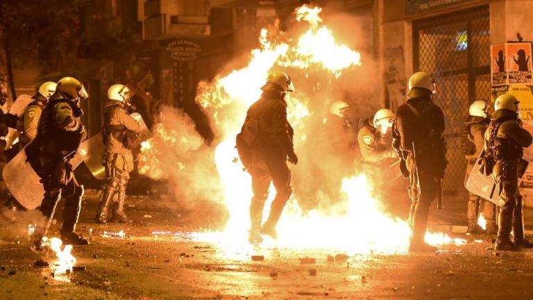 Νύχτα τρόμου σε Κουμονδούρου και Μπουμπουλίνας από τους κουκουλοφόρους