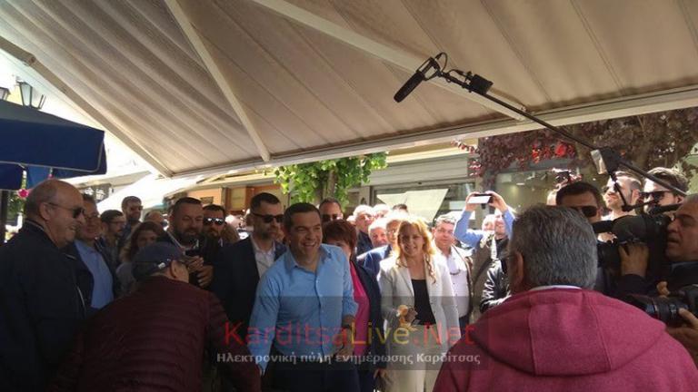Με περίπατο στον κεντρικό πεζόδρομο της πόλης άρχισε η επαφή του πρωθυπουργού Αλέξη Τσίπρα με τους Καρδιτσιώτες (photo-video)