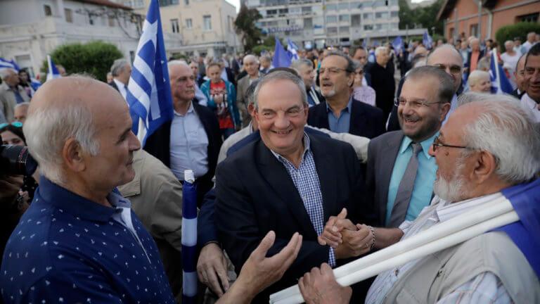 Αγκαλιές, φιλιά και αποθέωση για τον Κώστα Καραμανλή στη Θεσσαλονίκη (ΦΩΤΟ)