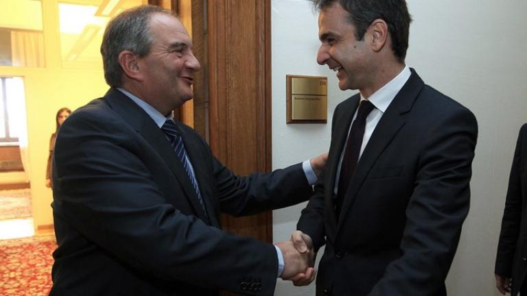 Ο πρώην πρωθυπουργός Κώστας Καραμανλής επικοινώνησε με τον πρόεδρο της ΝΔ Κυριάκο Μητσοτάκη και τον συνεχάρη