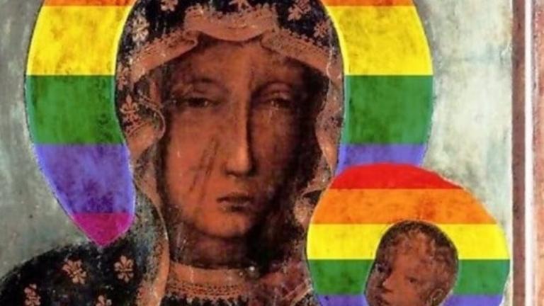 Πολωνία: Συνελήφθη γυναίκα για αφίσες με την Παναγία να έχει φωτοστέφανο στα χρώματα του ουράνιου τόξου των gay