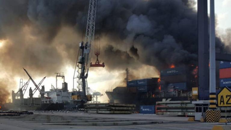 Μεγάλη πυρκαγιά σε φορτηγό πλοίο με χημικά στην Ταϊλάνδη-Πάνω από 130 άτομα σε νοσοκομεία (video)